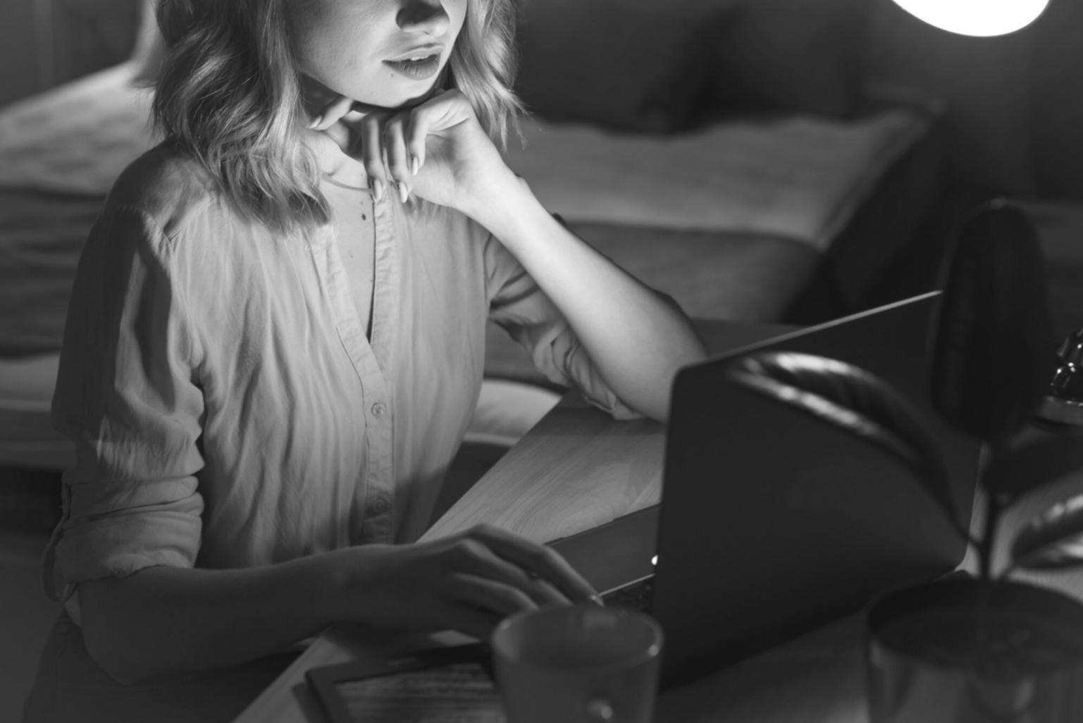 Équipe prionexaluri travaillant sur un audit budgétaire